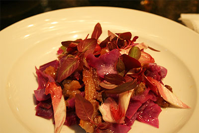 山くじらのバラ肉ソテーとアンディーブ、紫キャベツのサラダ仕立て 林檎のヴィネグレット