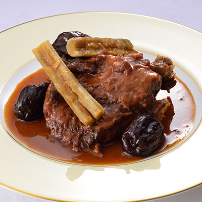 山くじらの白ワイン煮 プラム添え