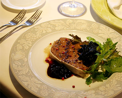 イノシシのパテ・ド・カンパーニュ ナツハゼの実のコンポート添え