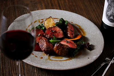 島根県産 猪のグリルと黒キャベツのブレゼ アニス風味